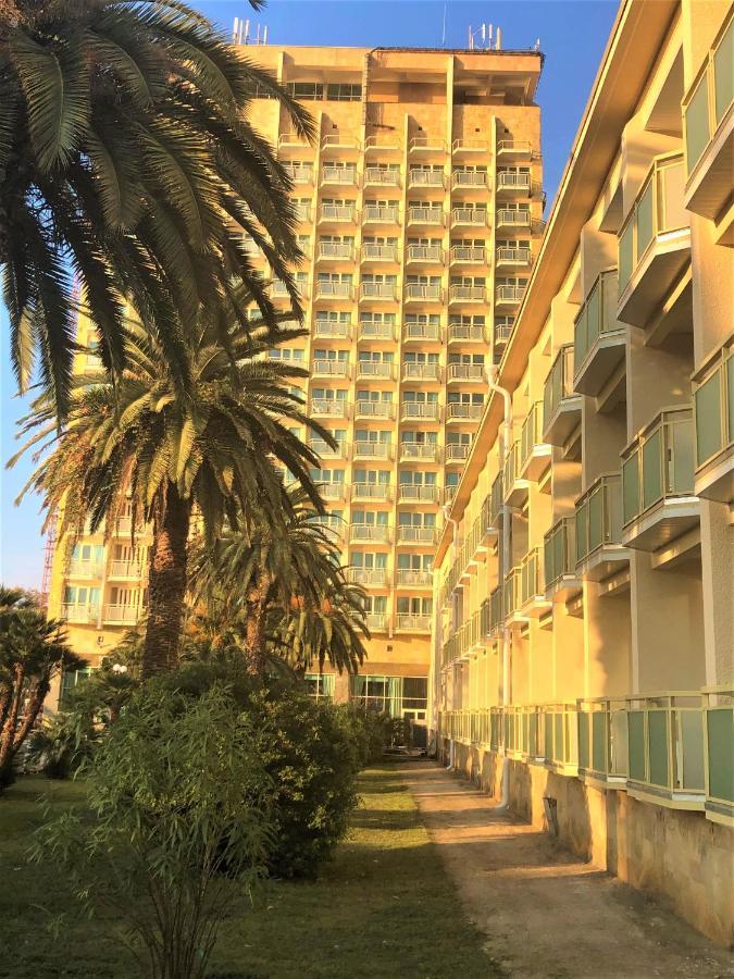 Amza Park Hotel 가그라 외부 사진